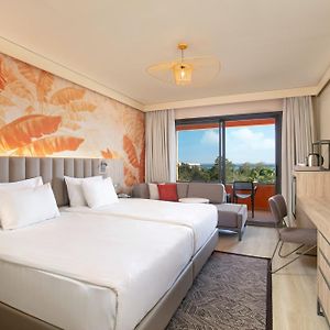 Zimmer mit Kingsize-Bett